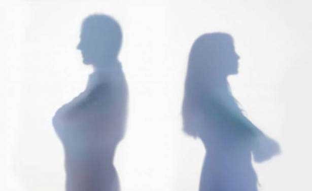 كالأفلام.. زوجان اكتشفا أنهما "توأمان" بالصدفة في عيادة طبية بأميركا