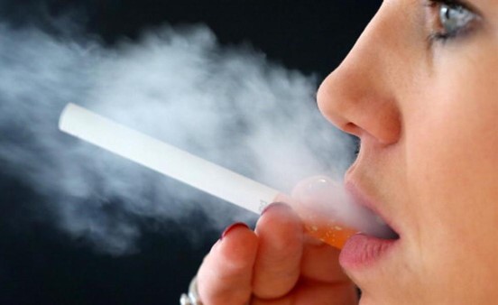 أول رئيس يوقع خطة لبلاد "خالية من التبغ"