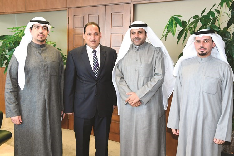 الوزير محمد الجبري ومدير مكتبه مشعل العتيبي ومستشاره الإعلامي عبدالعزيز الجناحي مع الزميل أسامة أبوالسعود﻿