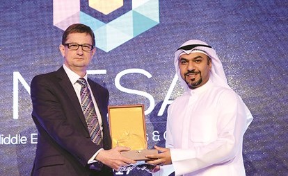 باسل السويدان يتسلم الجائزة ﻿