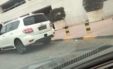 سحب لوحات مركبات فارهة أعاق السير في مجمع الوزارات