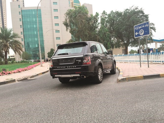 سحب لوحات مركبات فارهة أعاق السير في مجمع الوزارات