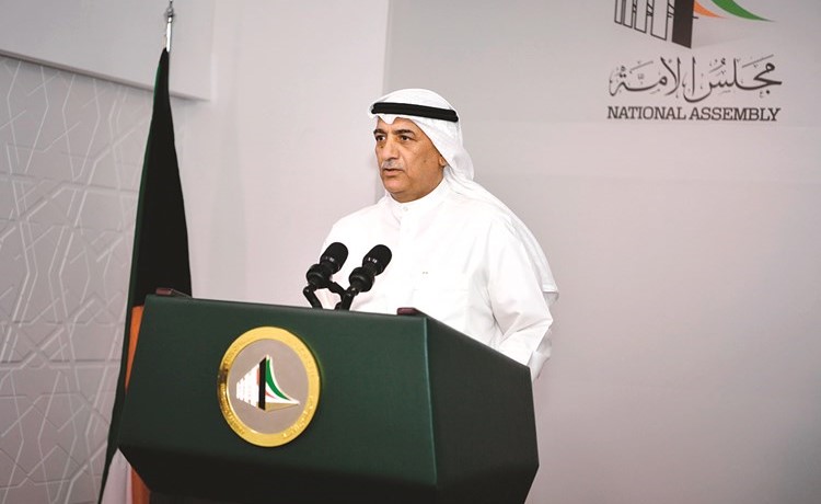 شعيب المويزري ورياض العدساني خلال مؤتمر صحافي عقب تسليم صحيفة الاستجواب إلى رئيس مجلس الأمة﻿