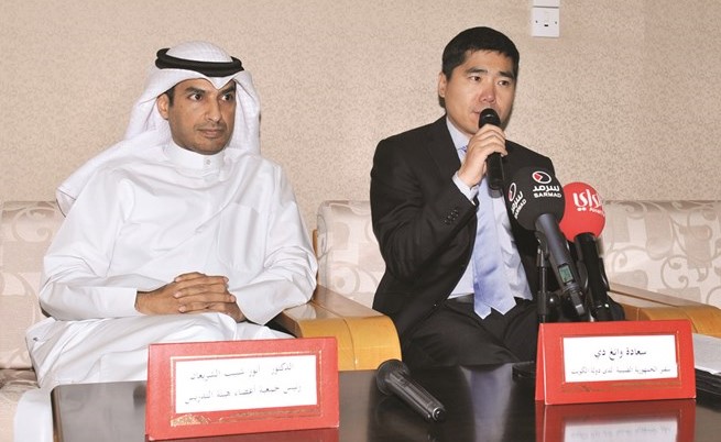 د.أنور الشريعان والسفير الصيني وانغ دي خلال المؤتمر الصحافي (زين علام)﻿