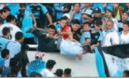 مشجعو بلغرانو يقذفون شاباً من المدرجات