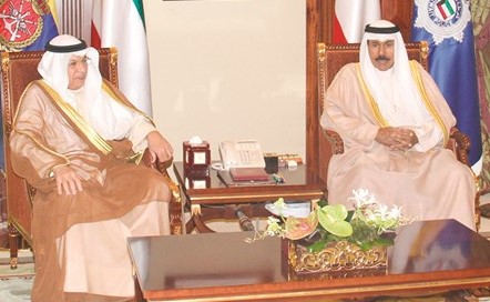 سمو ولي العهد الشيخ نواف الأحمد مستقبلا الشيخ خالد الجراح﻿