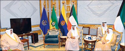 صاحب السمو الأمير الشيخ صباح الأحمد وسمو ولي العهد الشيخ نواف الأحمد خلال استقبال وزير الخارجية البحريني الشيخ خالد آل خليفة 	