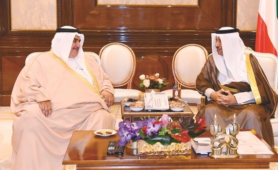 سمو رئيس مجلس الوزراء الشيخ جابر المبارك مستقبلا الشيخ خالد بن أحمد آل خليفة ﻿