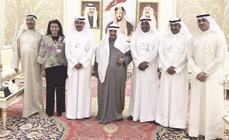 سمو الشيخ ناصر المحمد خلال استقباله د.أحمد الاثري ود.حسين المكيمي وفاطمة العازمي وعادل البريكي ومحمد العثمان﻿