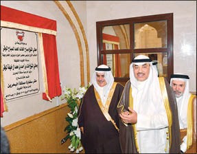 الشيخ صباح الخالد والشيخ خالد بن أحمد آل خليفة يزيحان الستار إيذانا بافتتاح مبنى السفارة البحرينية                                   (قاسم باشا)