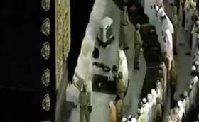 بالفيديو.. مؤذن الحرم المكي يكبر قبل الإمام.. وشيخ: أعيدوا صلاتكم