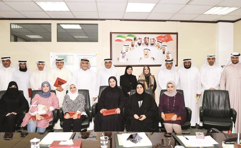 د.مطر المطيري مع الموظفين المكرمين خلال الحفل ﻿