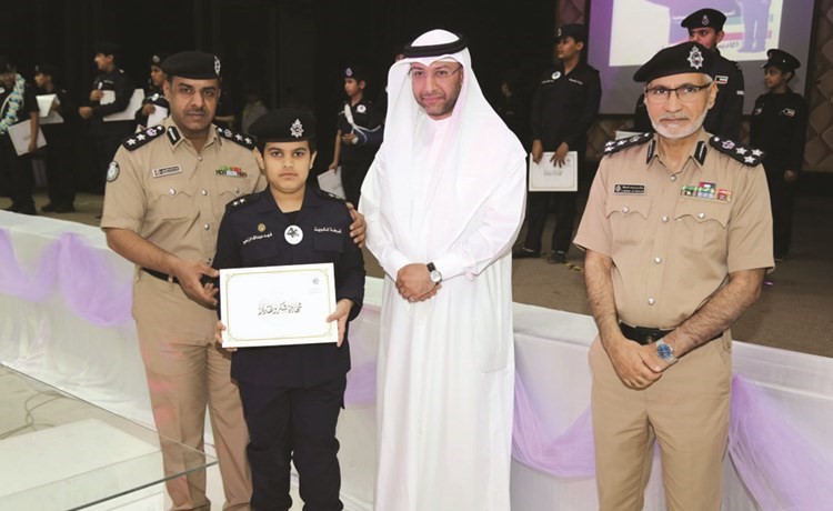 العميد عبدالرحمن العبد الله يقوم بتسليم احد البراعم﻿