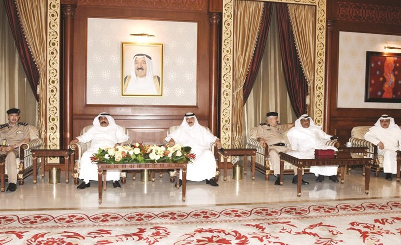 الفريق الدوسري مع مودعيه في قاعة كبار الزوار ﻿