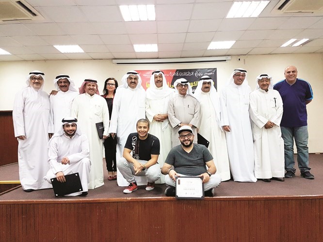 جمال اللهو وعدد من الحضور في تكريم فريق مسرحية مذكرات بحار﻿
