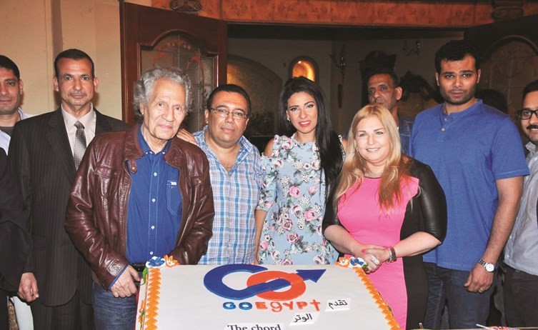 نورهان تتوسط فريق مسلسل الوتر﻿