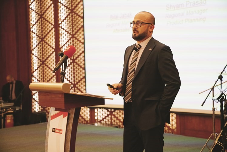 بلال جبق المدير الإقليمي لقسم خدمة ما بعد البيع لدى فورد الشرق الأوسط أثناء الشرح التفصيلي﻿