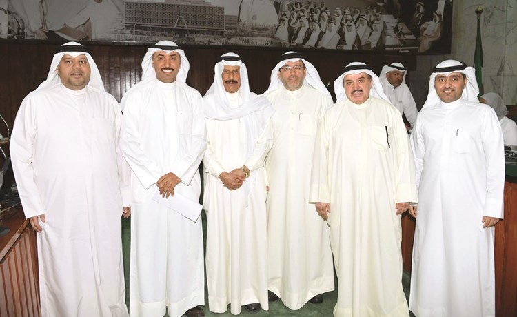 محمد المعجل متوسطا منصور الخرينج وفهد الصانع ود.حسن كمال ويوسف الصقعبي(قاسم باشا)﻿