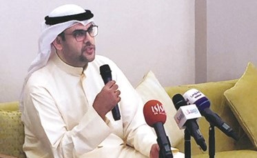 يوسف الفضالة متحدثا في الملتقى النسائي الأول﻿