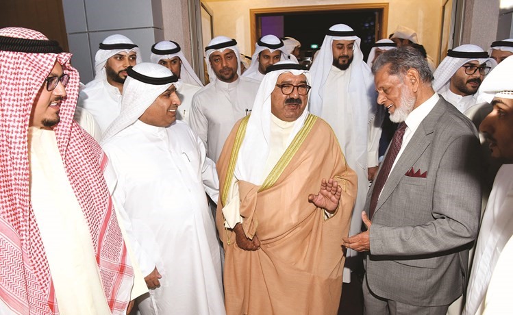 الشيخ ناصر صباح الأحمد متحدثا مع عدد من المشاركين في الندوة﻿