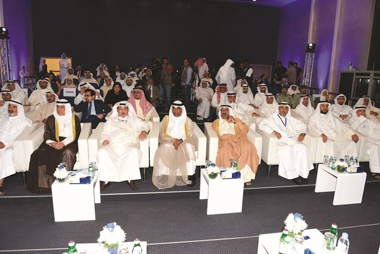 وزير شؤون الديوان الأميري الشيخ ناصر صباح الأحمد والمستشار عبدالرحمن النمش في مقدمة الحضور في الندوة (أحمد علي)﻿