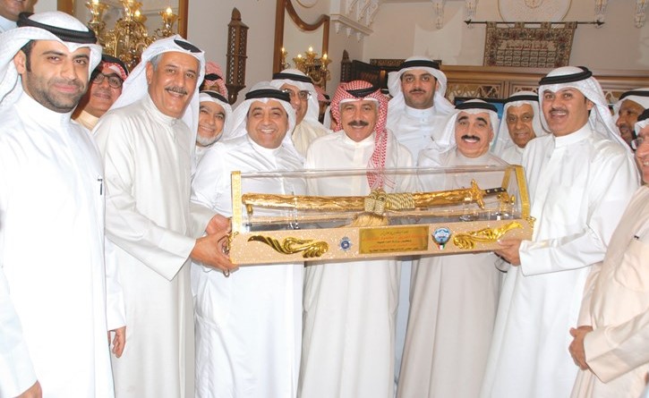 فيصل العمر يكرم الفريق محمود الدوسري﻿