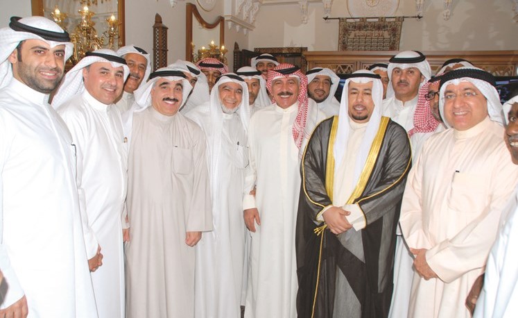 الفريق محمود الدوسري وم.محمد بوشهري ويوسف مصطفى والشاعر خالد المنشرح وعدد من الحضور في ديوانية العمر﻿