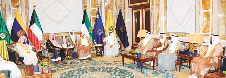 صاحب السمو الامير الشيخ صباح الاحمد مستقبلا د.سعد بن ناصر الشثري ود.صلاح بن محمد البدير بحضور محمد الجبري والشيخ علي الجراح وم. فريد عمادي