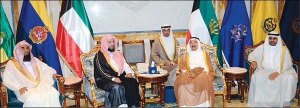 صاحب السمو الأمير الشيخ صباح الأحمد لدى استقباله د.سعد الشثري ود.صلاح البدير بحضور الوزير محمد الجبري