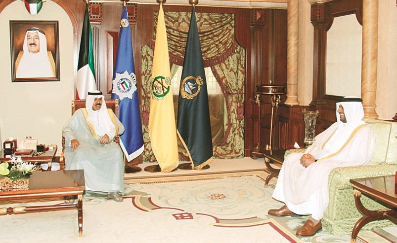 سمو ولي العهد الشيخ نواف الأحمد مستقبلا الشيخ أحمد المنصور﻿