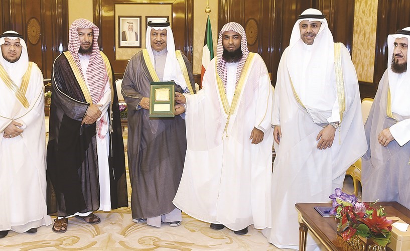 سمو رئيس الوزراء الشيخ جابر المبارك خلال استقباله د.سعد بن ناصر الشثري ود.صلاح بن محمد البدير﻿