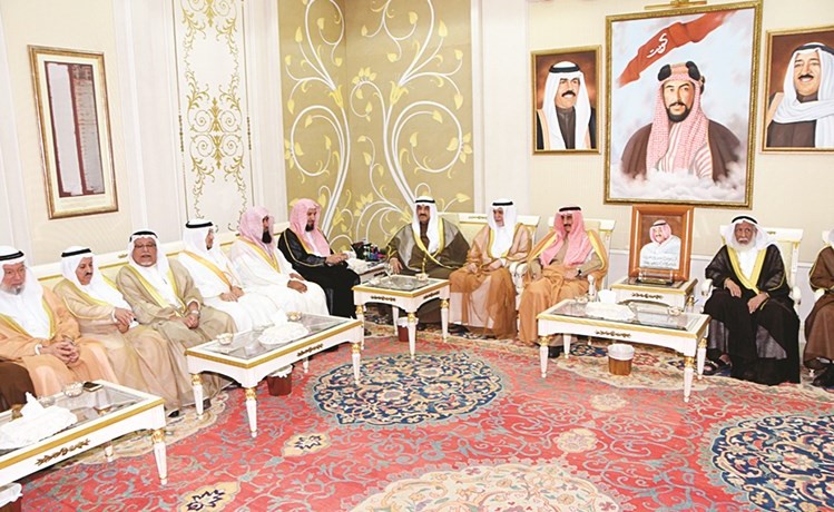 سمو الشيخ ناصر المحمد مستقبلا د.سعد الشثري ود.صلاح البدير بحضور الشيخ علي الجراح والشيخ د.إبراهيم الدعيج ود.إسماعيل الشطي ومحمد شرار وأحمد باقر وحمود الرومي﻿