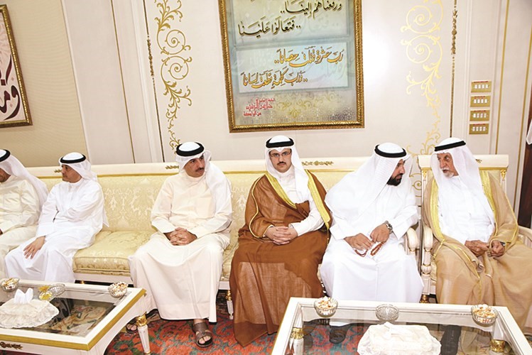 عبدالعزيز الغنام ود.علي العمير ومرزوق الخرافي وعدد من الحضور﻿