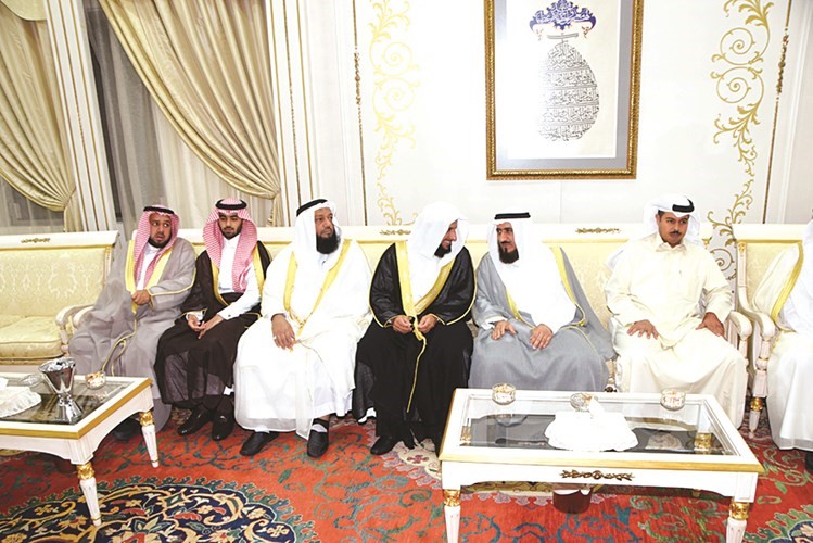 فريد عمادي وعدد من الحضور﻿