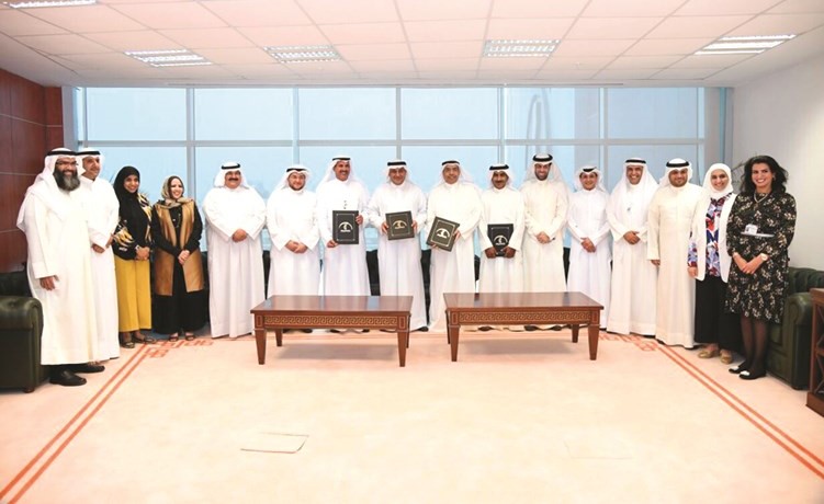 د. مطر المطيري د.أحمد الأثري وفوزي المجدلي وسعد الشبو وفاطمة العازمي مع المسؤولين عقب توقيع الاتفاقية﻿