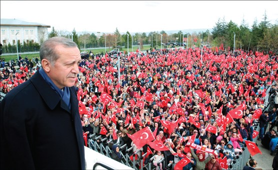 الرئيس التركي رجب طيب اردوغان يتحدث الى انصاره في انقرة امس                (رويترز)