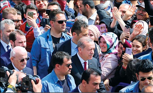 الرئيس التركي رجب طيب أردوغان محاطا بمؤيديه لدى وصوله إسطنبول امس      (رويترز)