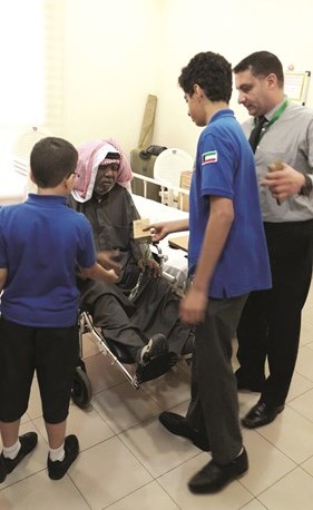 فريق كشافة مدرسة الكويت الإنجليزية خلال زيارته لاحد المسنين﻿