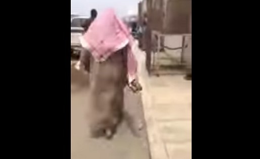 بالفيديو.. مسن يدخل مسجدًا بالسعودية بسلاحه.. وهذا رد فعل المصلين