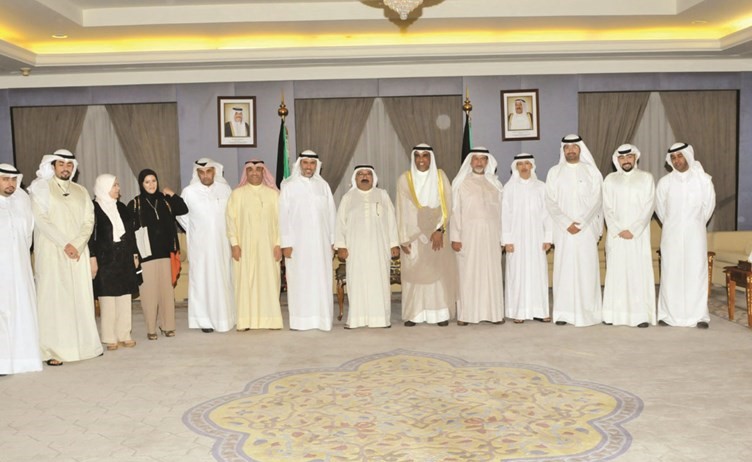 الشيخ ناصر صباح الأحمد مستقبلا المستشار عبدالرحمن النمش وأعضاء مجلس إدارة كل من جمعية الشفافية والجمعية الكويتية للدفاع عن المال العام﻿
