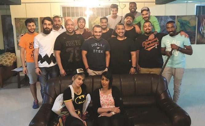 حمود عادل مع فريق مسرحية جزيرة القمر﻿