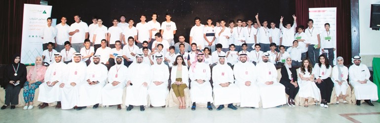 ممثلو بنك الخليج مع طلاب مدرسة جعفر بن أبي طالب ﻿