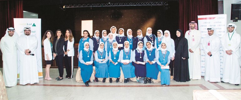 ممثلو بنك الخليج مع طالبات مدرسة أسماء بنت أبي بكر﻿