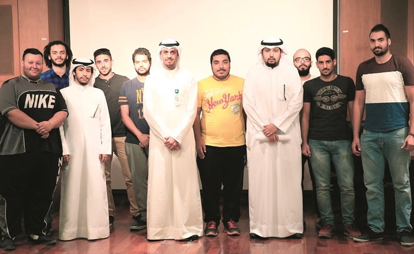 مجموعة من طلبة كلية الهندسة مع مسؤولي العلاقات العامة في بيتك﻿