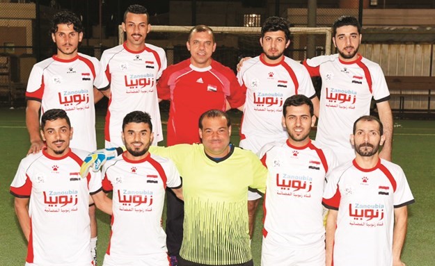 مدرب ومسؤول منتخب الجالية السورية عامر جديد مع اللاعبين ﻿