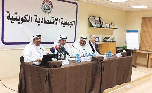 من اليمين العوضي والشريعان والصانع والملا﻿