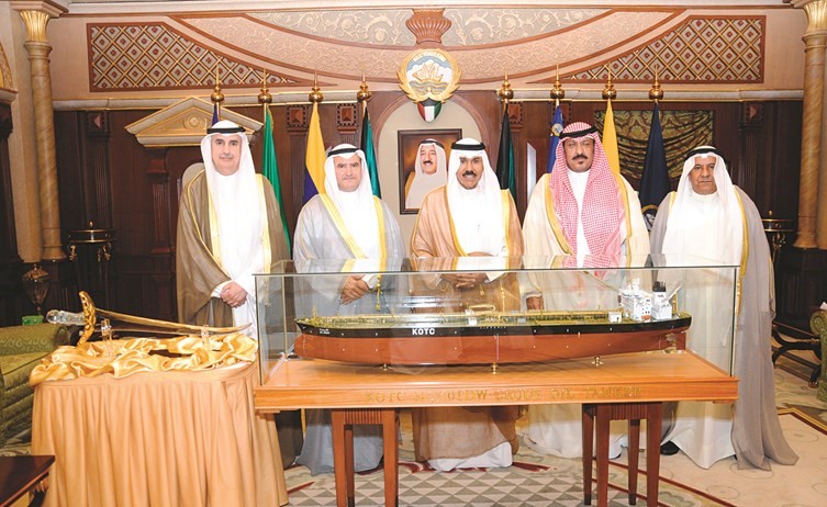 سمو ولي العهد خلال استقباله عصام المرزوق ونزار العدساني والشيخ طلال الخالد وبدر الخشتي ﻿