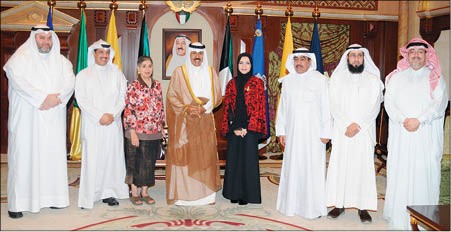 سمو ولي العهد الشيخ نواف الأحمد لدى استقباله رئيس وأعضاء جمعية الصحافيين الزملاء فاطمة حسين وعدنان الراشد وجاسم كمال ورابعة الجمعة ودهيران أبا الخيل وعبدالرحمن العليان وعويد العنزي