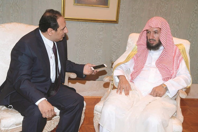 د. سعد الشثري متحدثا إلى الزميل أسامة أبو السعود	(محمد هاشم)﻿
