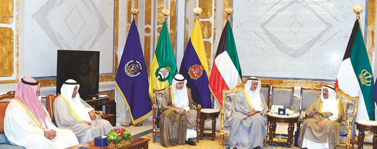 صاحب السمو الأمير الشيخ صباح الأحمد مستقبلا م.عصام المرزوق ونزار محمد العدساني والشيخ طلال الخالد وبدر الخشتي﻿